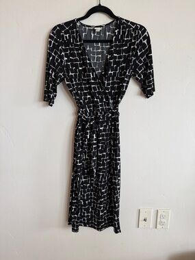Black & White Geometric Wrap Midi Dress - Classic Tie-Waist